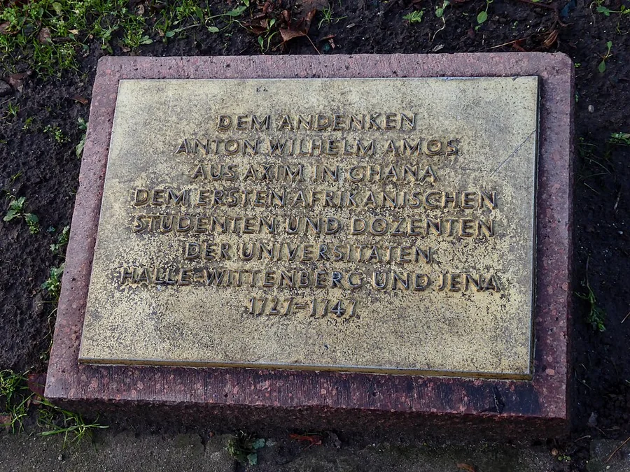 Foto plakat peringatan perunggu modern (1975) untuk menghormati Anton Wilhelm Amo di Universitätsring, Halle (Saale), Jerman — monumen modern, bukan potret asli